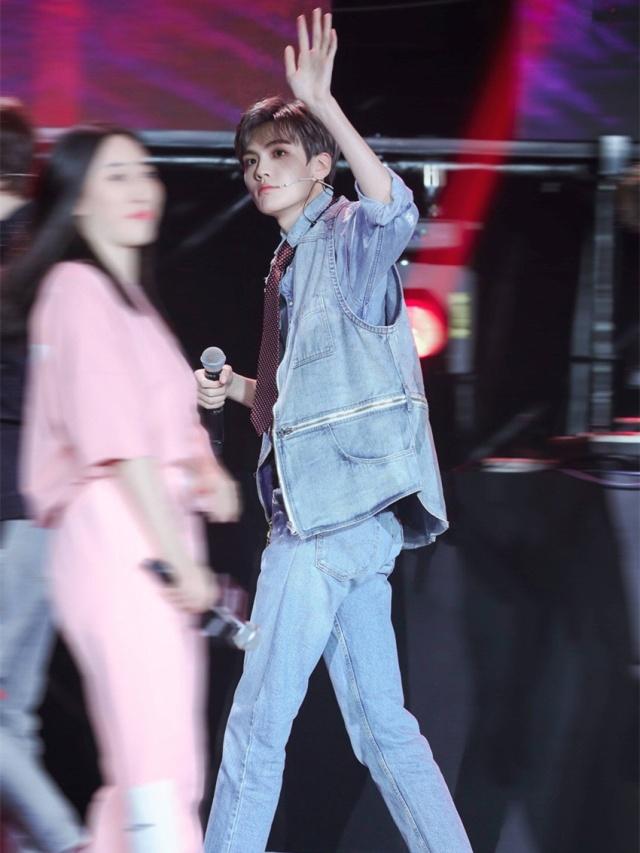 毕雯珺被朱正廷拉领带,朱正廷毕雯珺偶练总决赛拉领带