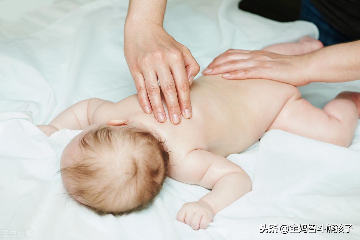 奶奶给宝宝晒黄疸的视频,在家给孩子黄疸照蓝光