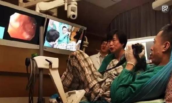 为了教学，课堂上学生脱裤子示范灌肠操作，为了学医，牺牲了多大