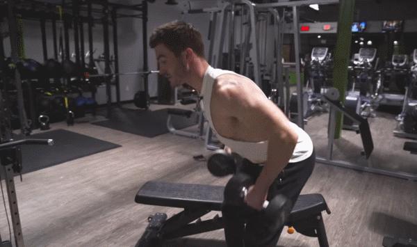 哑铃练背新手高效的动作,哑铃练背最直接有效动作