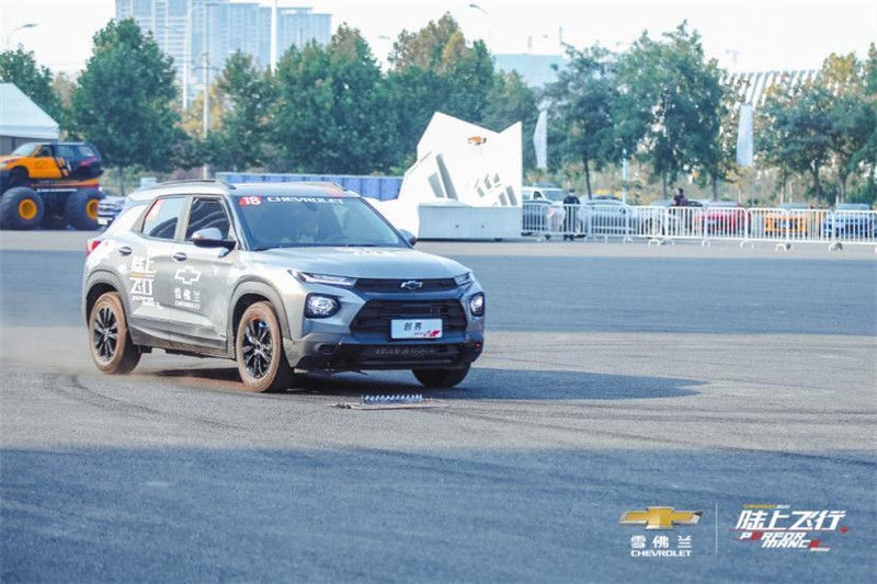 烧胎、飞车、长腿妹有关陆上飞行的记忆碎片