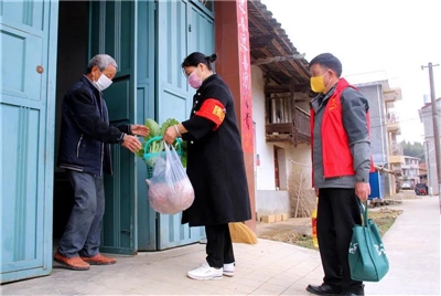 一家四口齐上阵战疫全家总动员,一家人一起上阵抗疫