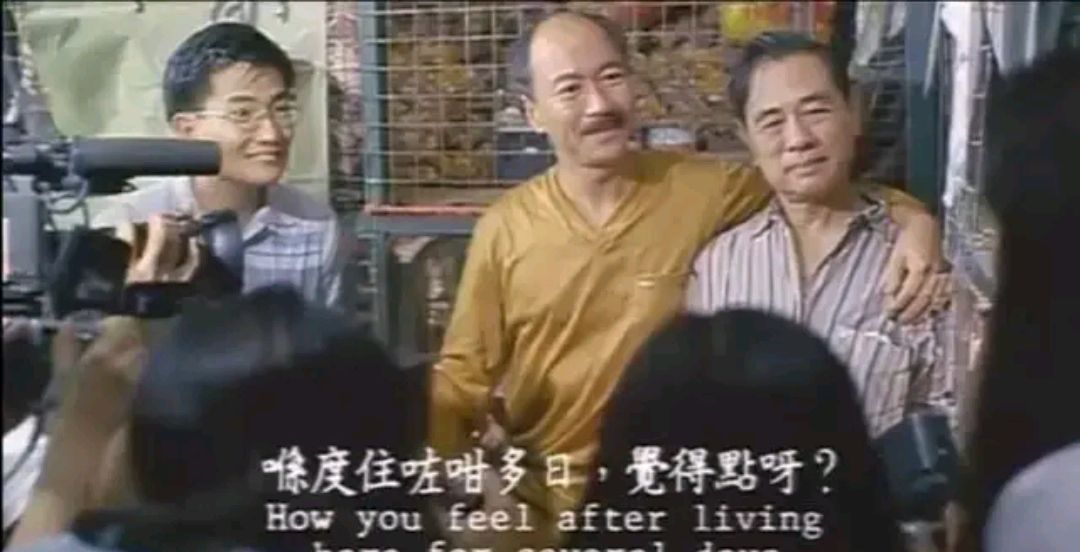 香港笼屋居住40年，他说：不是我住笼子，是看我的你们住笼子里