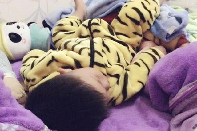 为什么女生睡觉的时候喜欢“夹被子”，原因有3个，进来看别害羞