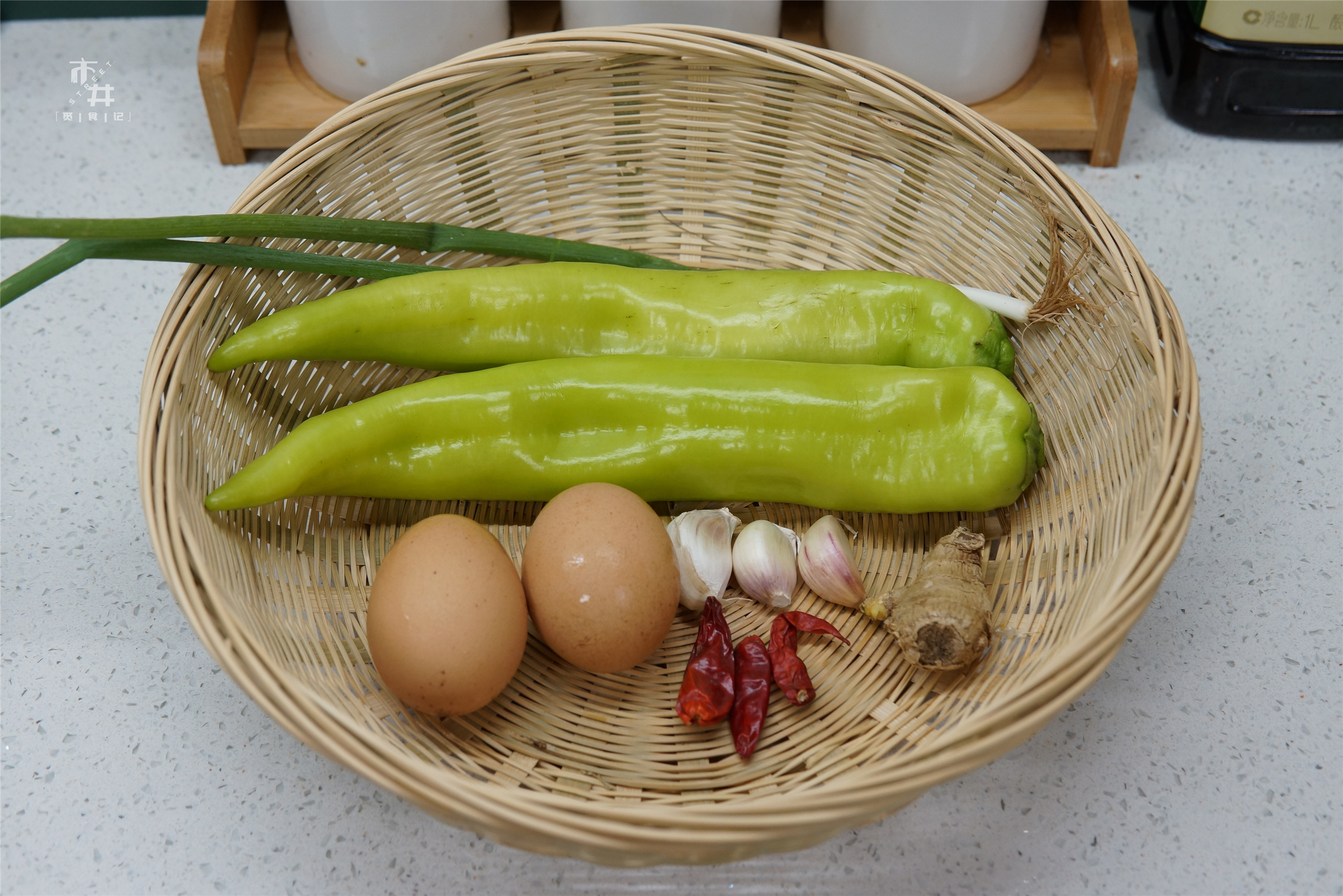 做辣椒炒鸡要不要焯水,做辣椒炒鸡蛋的过程