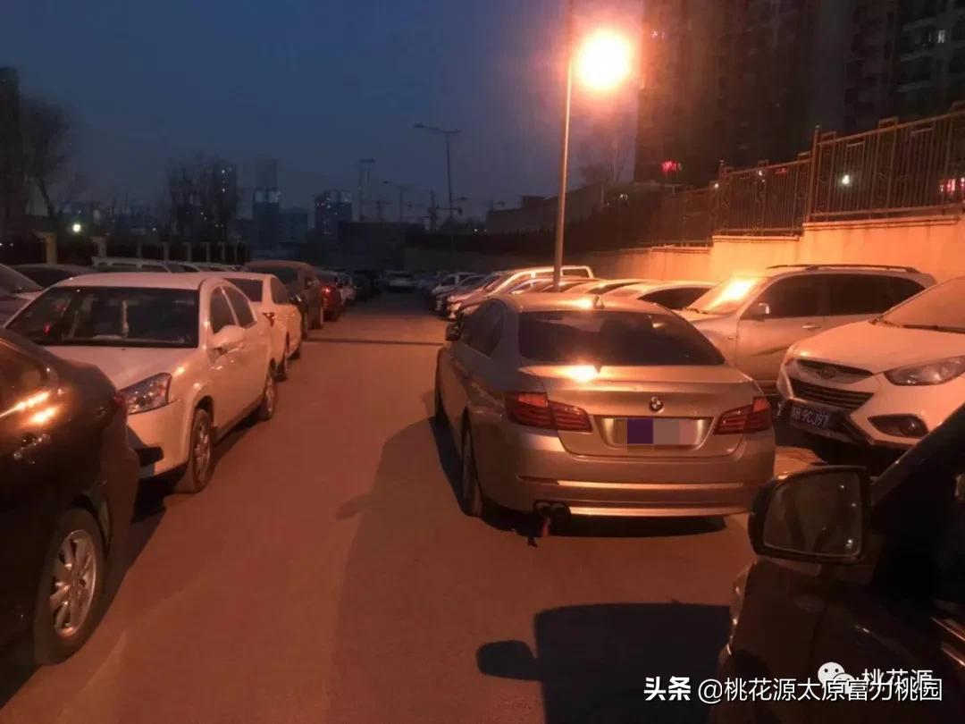 太原富力​桃园15号楼前，这宝马直接给放到通道出口