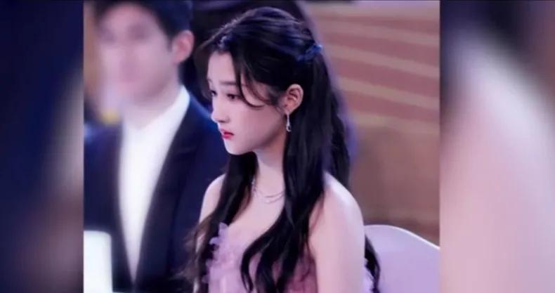 关晓彤皮靴掉色染黑袜子，毫无偶像包袱晒照，网友爆笑：脚好大