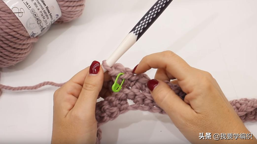 适合初学者学习的三角绒球围巾，简单易学，搭配衣服大气有范