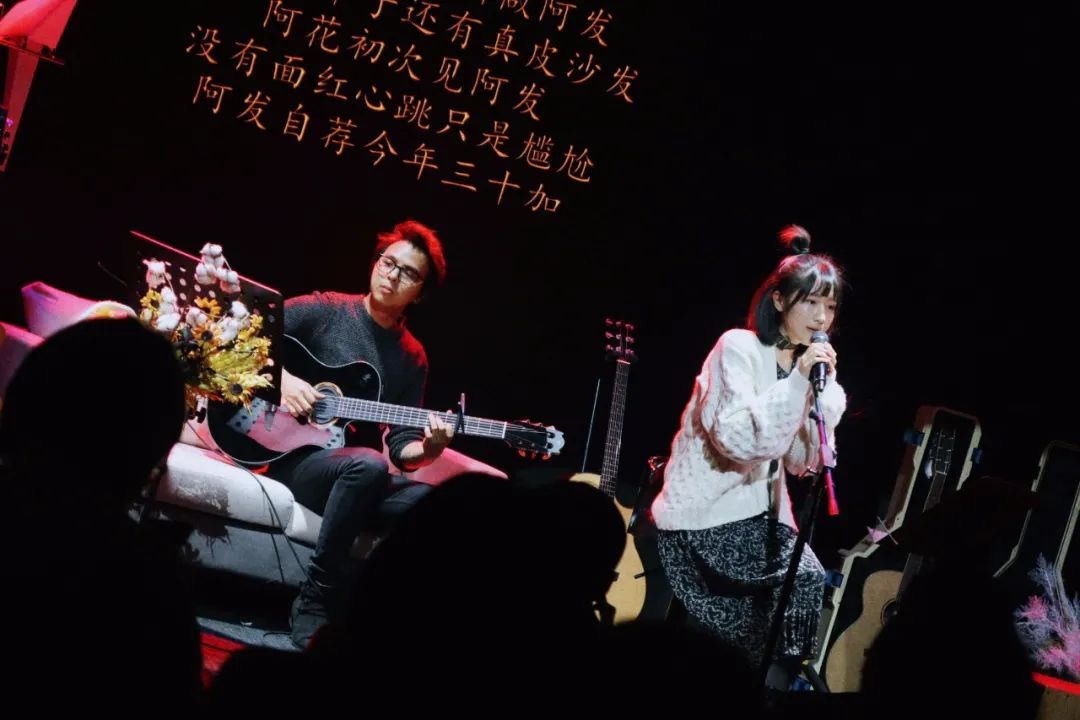 会弹钢琴的人有多幸福,会弹吉他的人是不是遍地都是