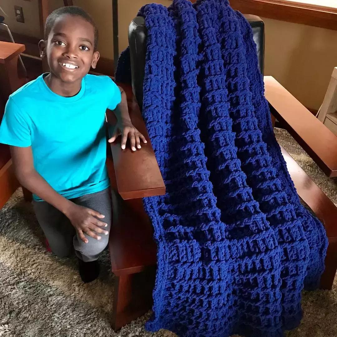 他是非洲弃婴，5岁用钩针，逆袭成美国“全民偶像”，狂吸19万粉