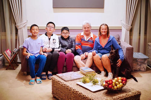 孩子为了买糖哭闹怎样跟他沟通,孩子要买糖闹不走怎么办