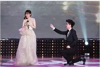 贾乃亮李小璐离婚的前因后果,贾乃亮李小璐离婚消息证实