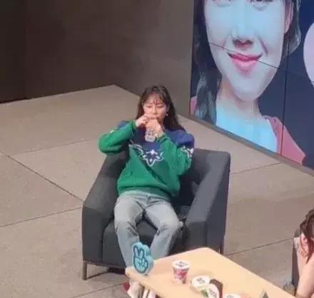 吴青峰李宇春同款雨衣,吴青峰代言的潮牌