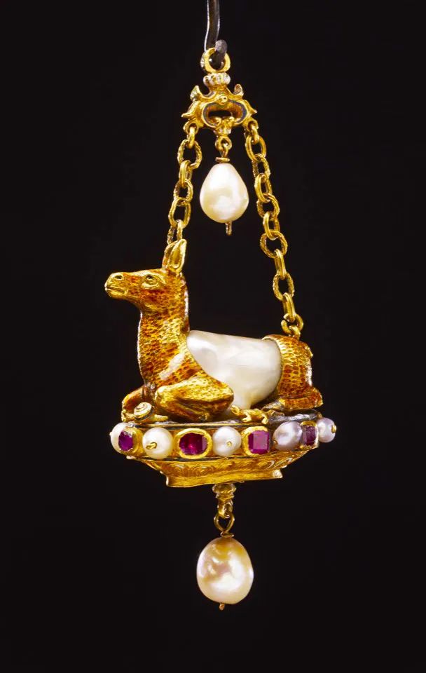 珍珠当牙签，红宝石镶圣经，还是Gucci和香奈儿的灵感缪斯