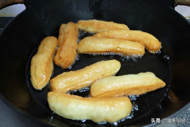 油条怎么做酥脆松软不用酵母牛奶,油条家常做法用酵母粉200克牛奶