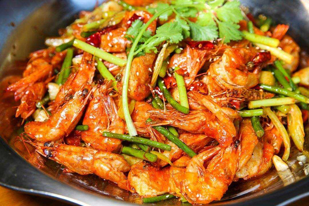 干锅芹菜香辣虾的做法,干锅虾里面的配菜芹菜怎么做