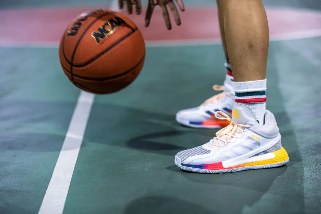 与罗斯11外形相像的鞋,罗斯11和米切尔3怎么选