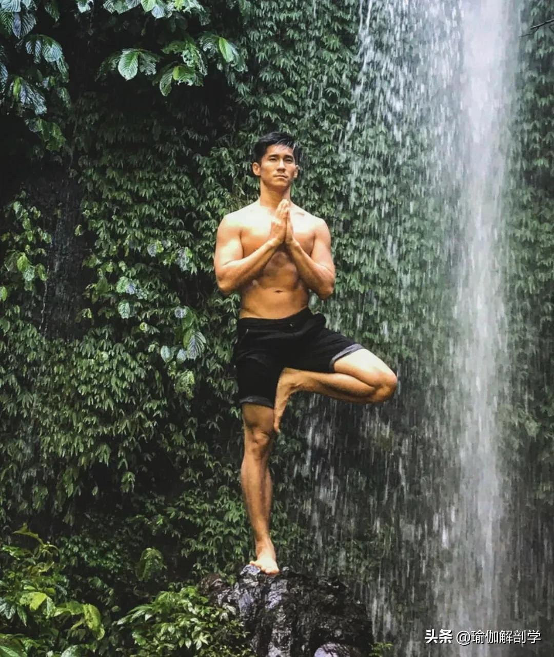 自律练瑜伽的男士,坚持练习瑜伽的男人刚柔并济