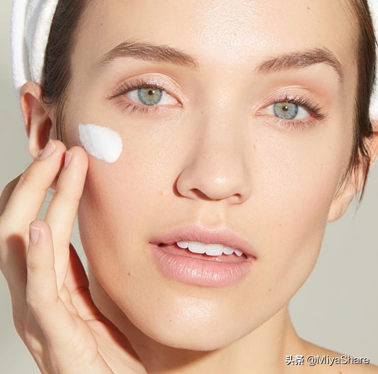 眼霜小棕瓶和兰蔻,用了怡丽丝尔眼霜眼纹更明显