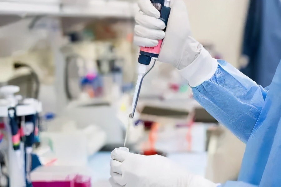 小孩身体不自觉的动是什么原因,孩子手脚不受控制扭动什么病