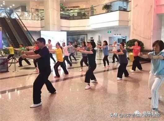 俯身拱腰松督脉,正确的松腰骨姿势