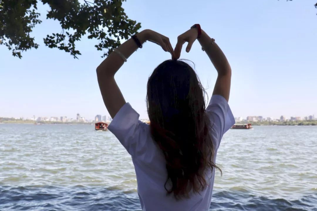 叫醒,哄睡,陪玩……中国超2亿单身,正在悄悄享受这些服务