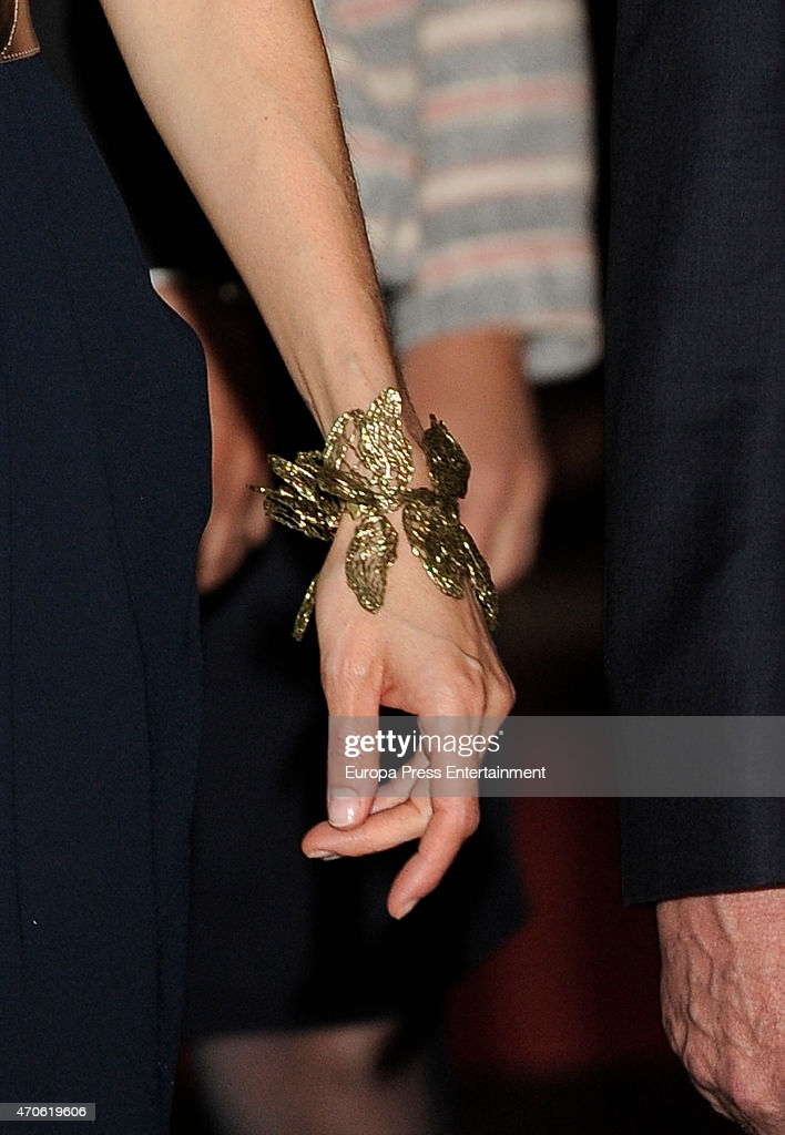 谁说莱蒂齐亚不爱珠宝？光是腕间都很精彩，最爱婆婆送的字母手链