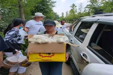 风雨同担抗汛情爱心捐赠暖人心