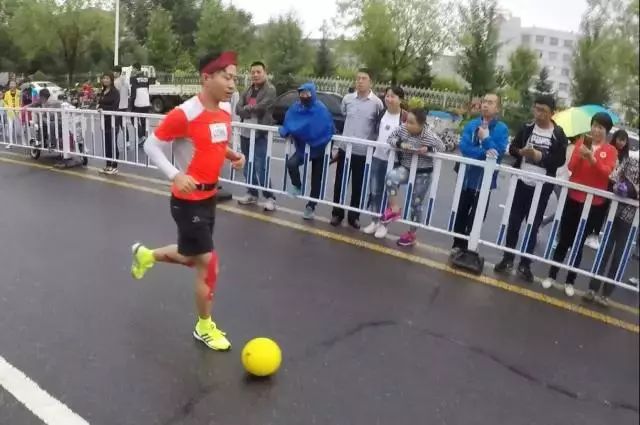 人物|踢着足球跑完首马！他说：做荒唐事才是正经事