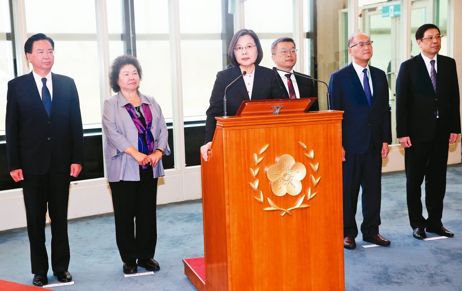 “团购”？蔡英文随扈用专机*私走**9800条免税烟，超142万元