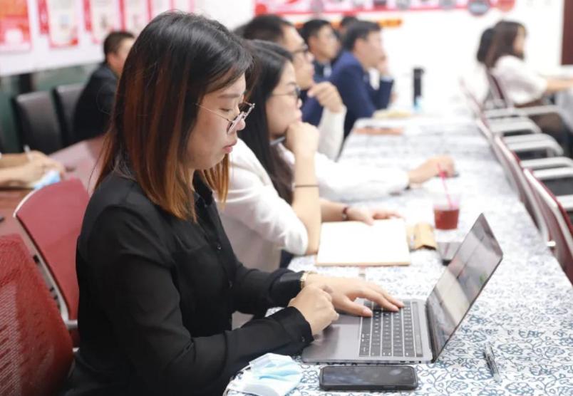 律师事务所工作好还是公务员好,法学就业真实现状律师事务所