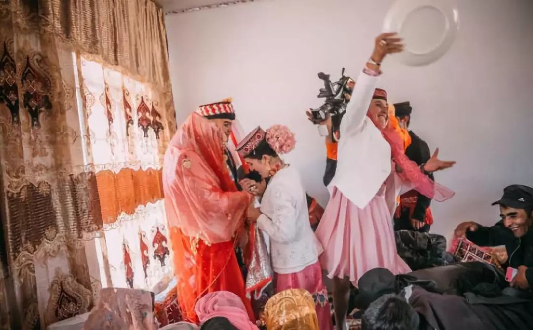 为什么看过*疆新**人的婚礼后，就都想结婚了？