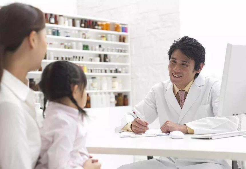 宝宝赤脚还是穿袜,宝宝应该穿学步鞋还是袜子