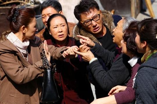 “你剁肉吵到我孩子午睡了”，邻居当面对质，家长的回怼大快人心