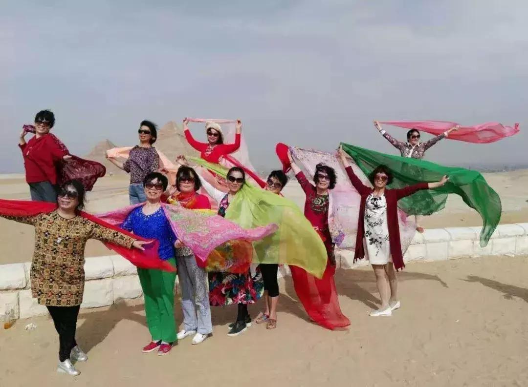 中国大妈外出旅游标准动作合辑！炫翻天！