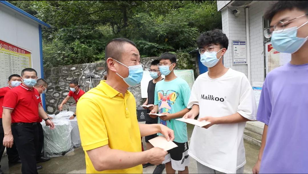 西安鹏翔驾校远赴秦岭山区资助今年考上大学的贫困学子