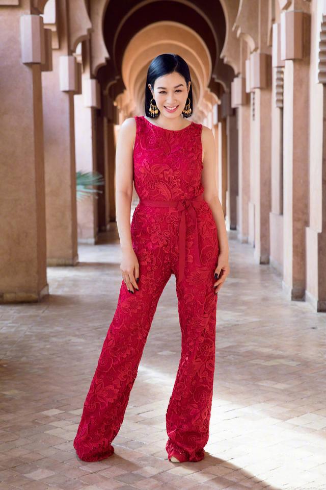 女人过了四十岁别穿大妈装,女人到了四十岁穿衣别太素