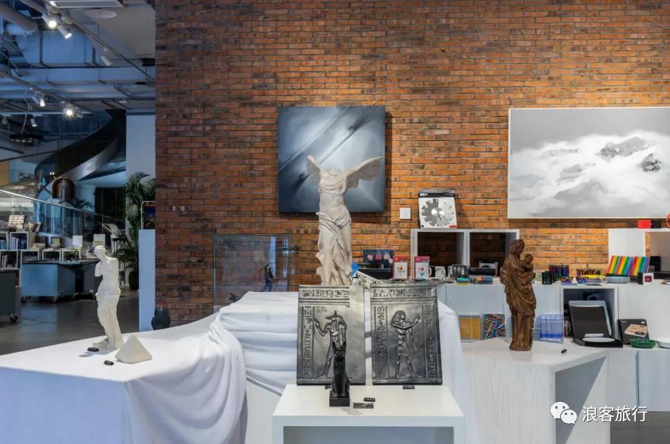 这里是集酒店、商场、餐饮、游乐园、探险王国一体的三亚度假酒店