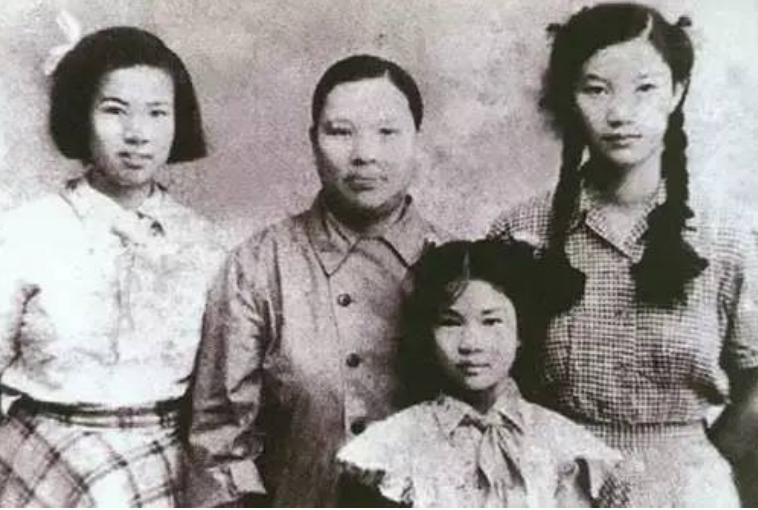 毛主席独自珍藏毛岸英遗物26年，毛岸英牺牲后他曾休养两个多月