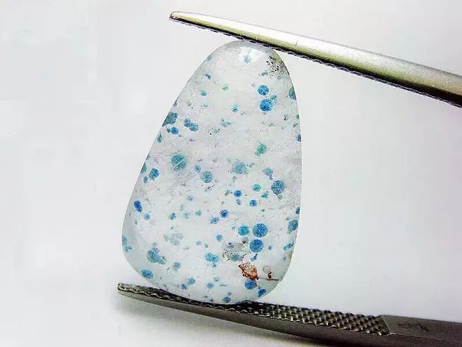 水晶的种类和区别,如何分辨天然的水晶和假的水晶