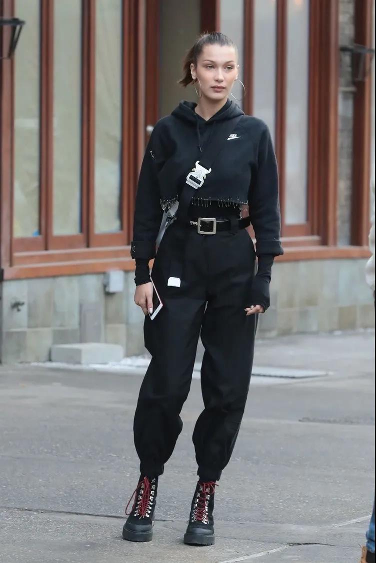 今年最流行穿搭鞋子长筒靴,最新束脚裤穿搭