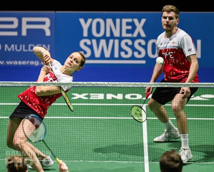 羽毛球离身体特别近怎么挑球,羽毛球专家把脉发球