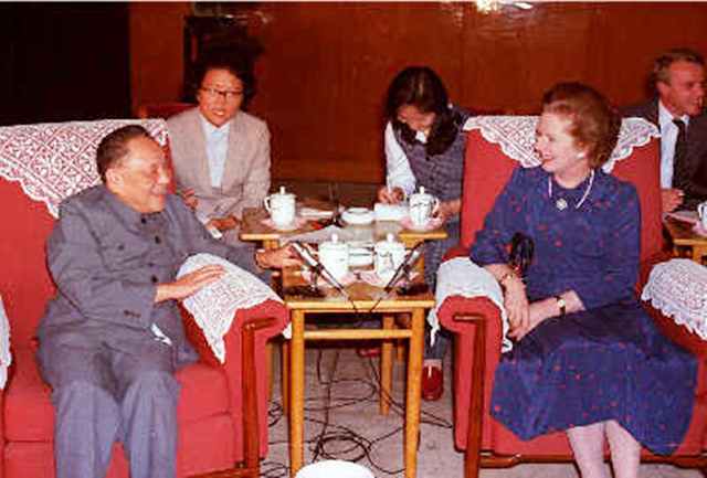 1997年香港回归场景如何，彭定康无法言喻，港督女儿哭到难以自已