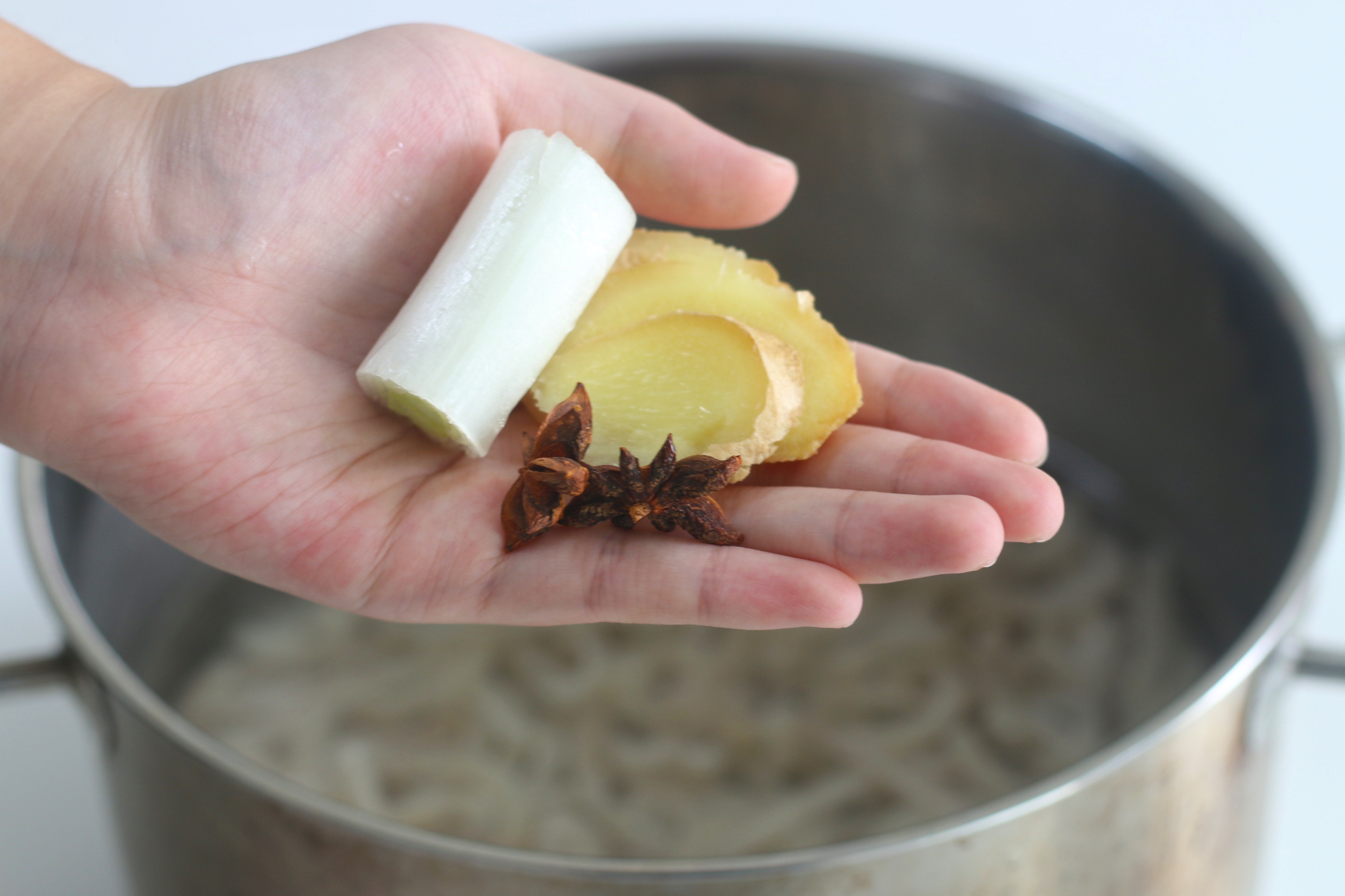 熬皮冻时什么时候加食用胶,熬皮冻要清冻