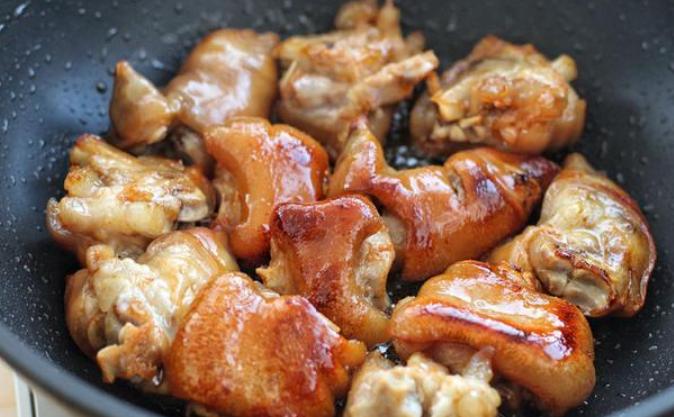 猪蹄炒糖色总容易糊?小火慢炒色泽才红润!入味又有嚼劲