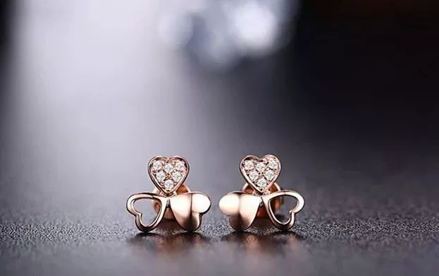 彩金戴在白衣服上会掉色什么原因,彩金戴时间长了会难看吗