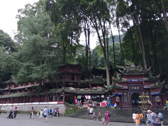 带着93岁老母亲旅行,抬着90多岁的老母亲上山旅游