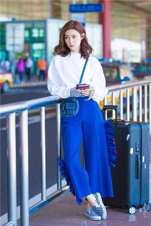 “牛油果色”已经失宠了，今年流行的是“宝蓝色”，嫩肤显气质