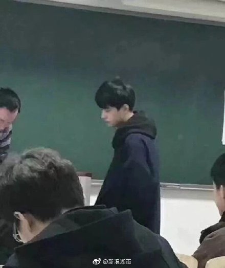 学识加成美得自然真实！温大老师像吴彦祖张震，思政老师撞脸Lisa