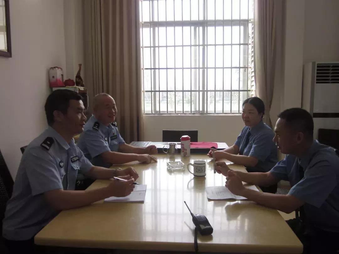 进入“高墙”内的世界，他们的一天工作开始了…